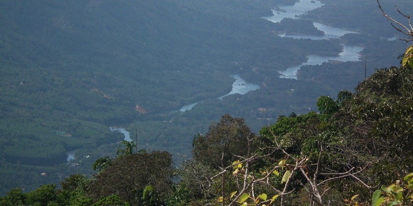 Ilaveezhapoonchira: Picturesque hilltop with panoramic views and lush green scenery.