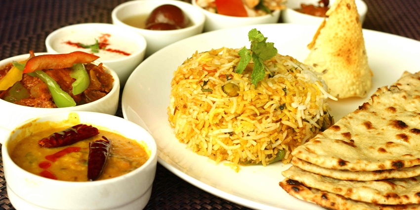Several veg and non-veg food options are available outside the Shankaracharya Temple.