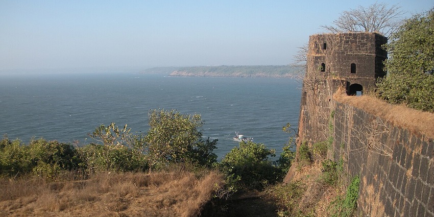 Enjoy Scenic ocean views from the historic Shivaji Maharaj Fort of Jaigad in Maharashtra