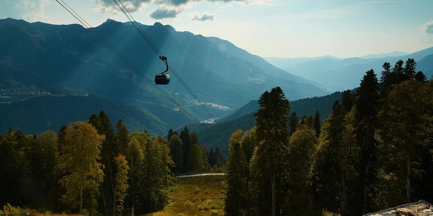 The easiest way to reach Jakhu Temple is through Jakhoo Ropeways cable car ride.