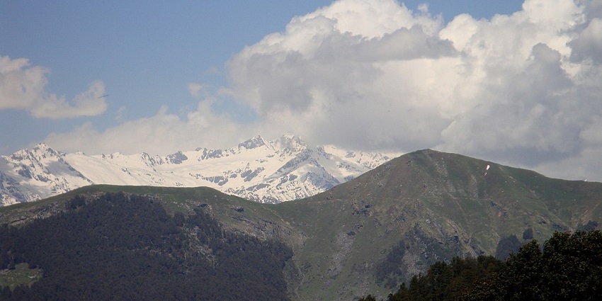 A view of the Himalayan range from Jalori Pass