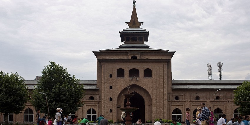 Frontal view of Jama Masjid- one of the best places to visit in Kashmir in December.