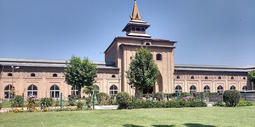 Beautifully constructed, Jamia Masjid is one of the most popular Kashmir mosques .