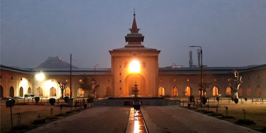 Beautifully constructed, Jamia Masjid is one of the most popular mosques in India.