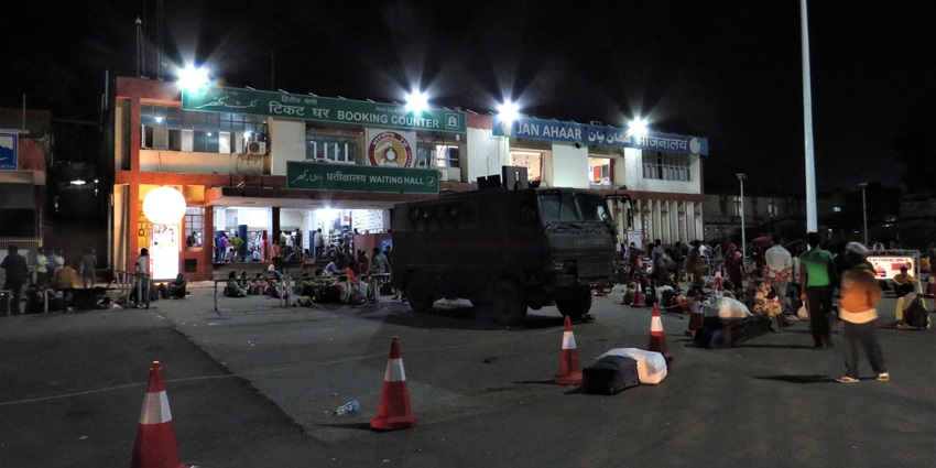 The railway station in Jammu is the closest railway station to the Ranbireshwar Temple.