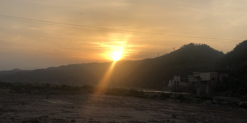 Enjoy the beautiful view of the enchanting sun from the hilltop in Jammu near Akhnoor Fort