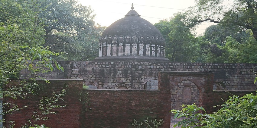 The architecture of the Jasrota Fort is in a traditional Rajputana style with intricate designs