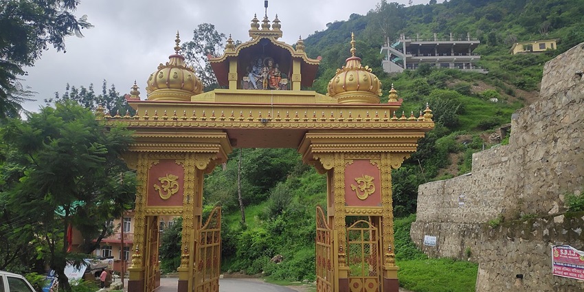 Visit the historic Shiv temple of Jatoli which is considered to be an ancient site