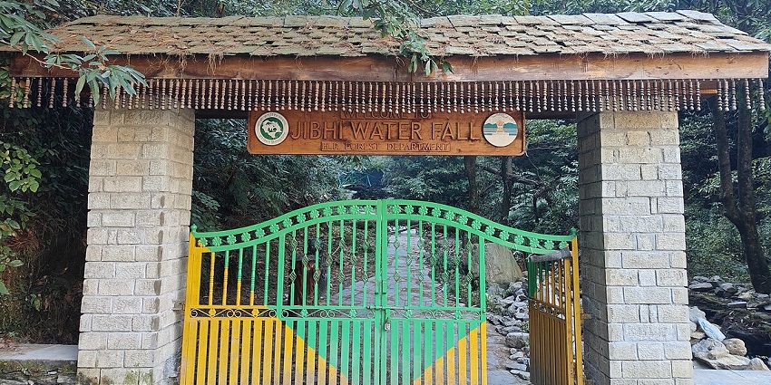 The entry gate leading to Jibhi Waterfall