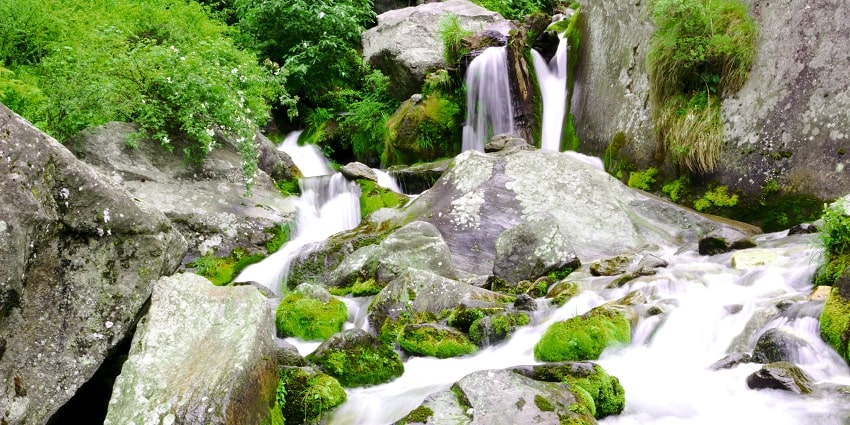 Jogini Waterfall is famed for its spiritual vibes and serenity amid snow-capped mountains