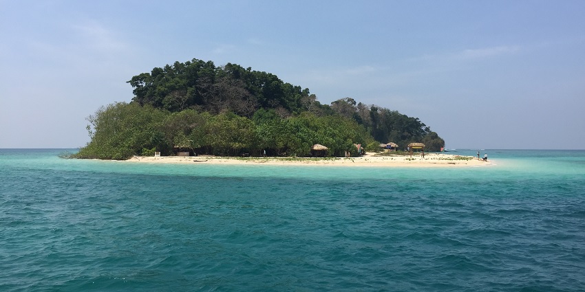 Discover azure waters under the blue sky while kayaking and enjoy the beautiful island.