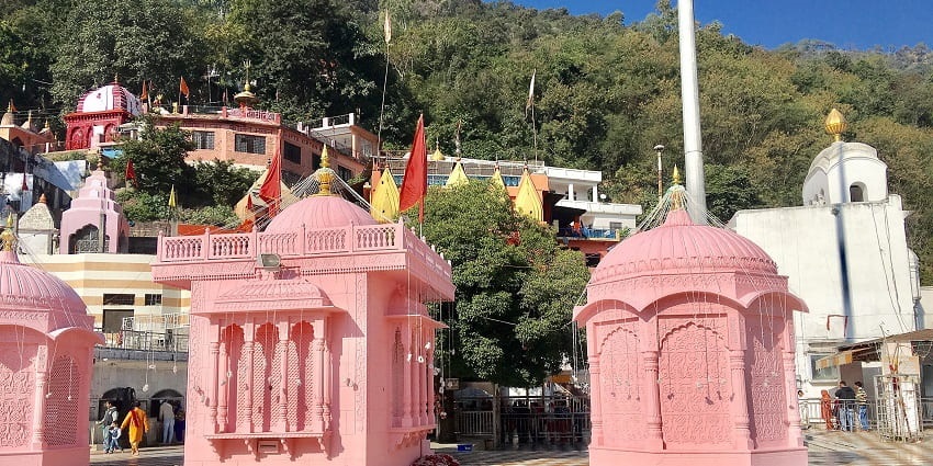 Explore the temple complex of Jwalamukhi, with its sacred flames and intricate design.