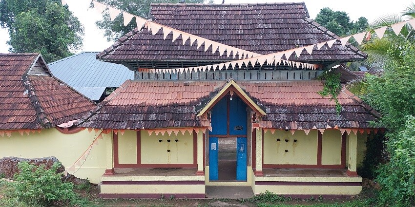 This temple, with powerful rites and rituals, is among the famous Kuttichathan temples in Kerala.