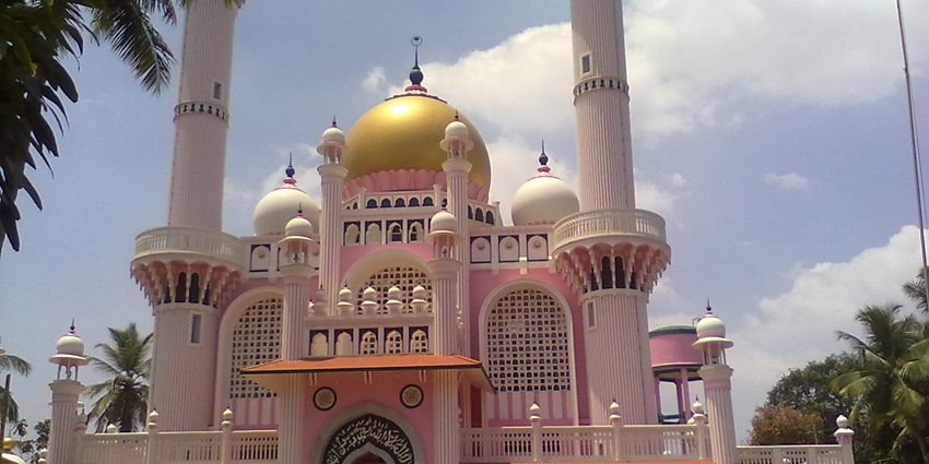 Kaduvayil Juma Masjid is one of the best places to visit in Varkala for religious people.