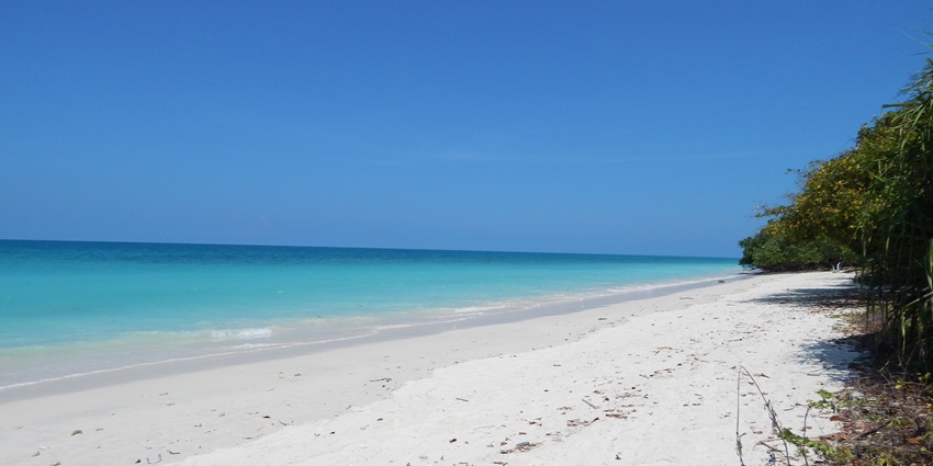 Kalapathar Beach offers a great length of sea coast to enjoy strolling or snorkelling.