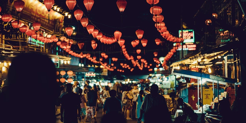Enjoy the nightlife of Kaloor Market where you can treat yourself and enjoy shopping.