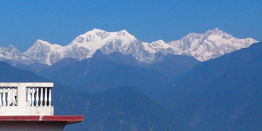 Mesmerising view of the snow covered Kanchenjunga hills from the houses in Pelling