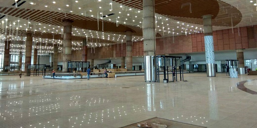 Take a car or taxi after reaching the airport to explore the Kadanthery Nature Park.