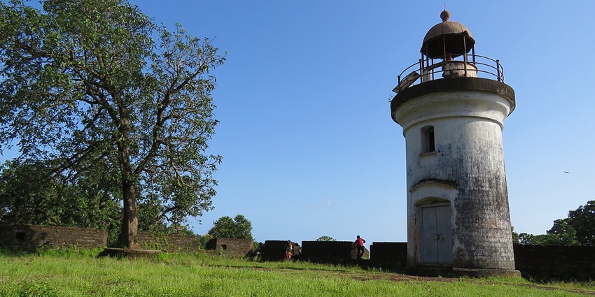 The scenic lighthouse stands next to the shores of Kannur near the Arakkal Museum