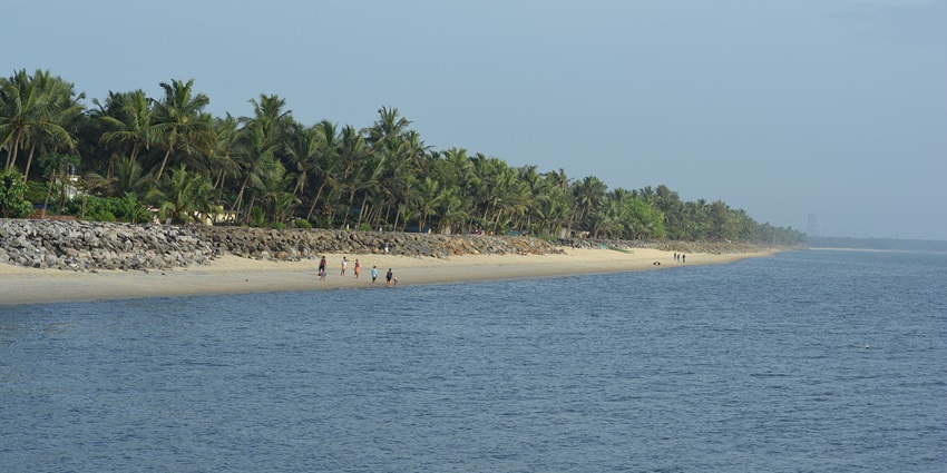 A picture of a tranquil seashore of the Arabian Sea, forming one of the best beaches near Palakkad