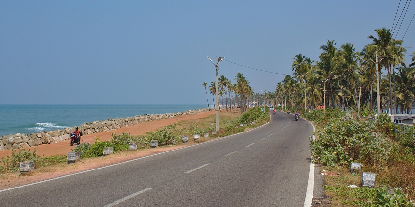 With the sandy shores and tall palms, Kappil beach offers an ideal coastal view
