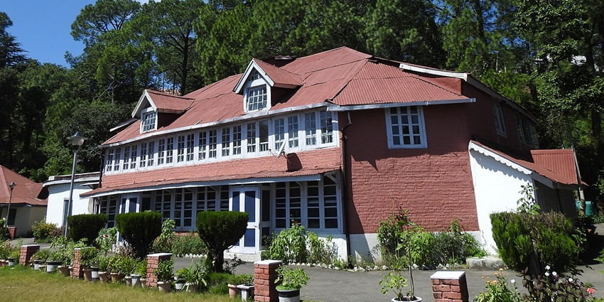 Discover and explore the colonial architecture of the Kasauli circuit house on your visit