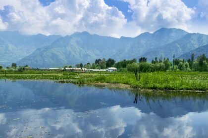 Dal Lake, one of the best places to visit in Kashmir in September vacation