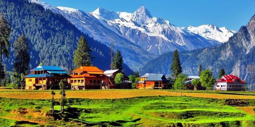 Having the oldest chinar tree, Bijbehara is amongst places to visit in Kashmir in October.