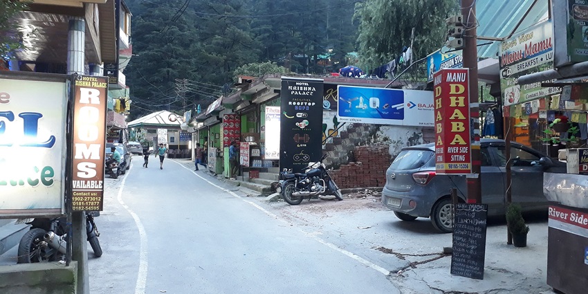 Market in Himachal Pradesh - Shopping souvenir is one of the best things to do in Kasol