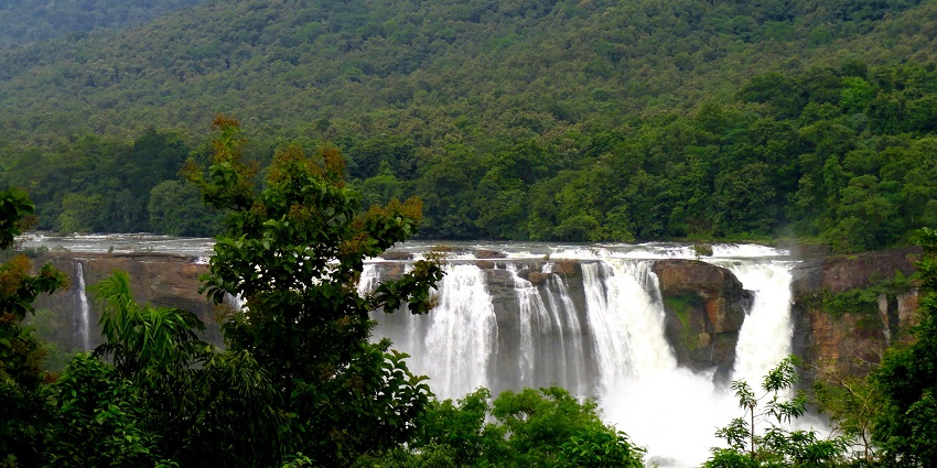 Kattikkayam waterfalls are well accessible with pathways, offering comfort to the tourists.