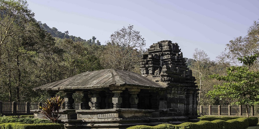 View of the Kaviyoor Mahadeva temple, surrounded by greenery