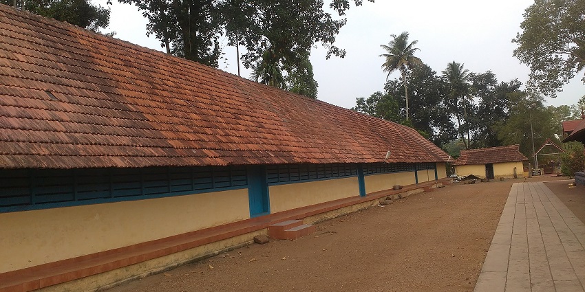 The old and historic Kaviyoor Mahadeva Temple in Kerala has wooden carvings inside