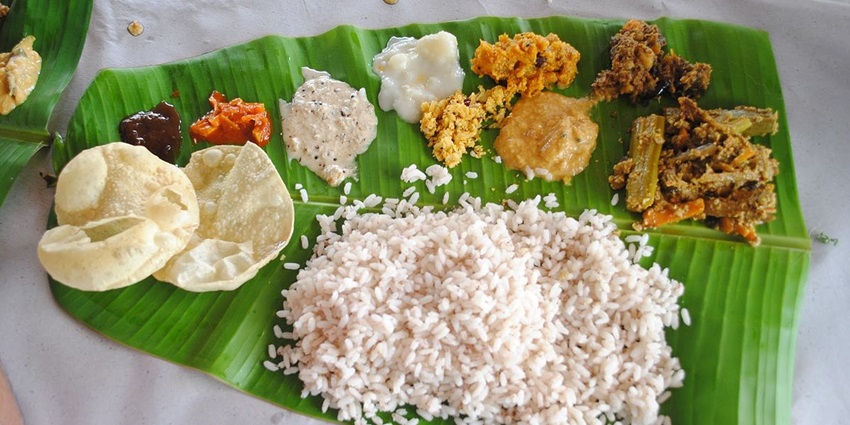 Many restaurants near Malik Deenar Mosque serve authentic Keralan cuisine.