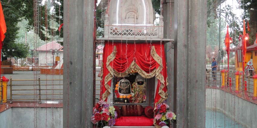 A perfect view of the Kheer Bhawani Temple in Kashmir. One of the best places to visit.