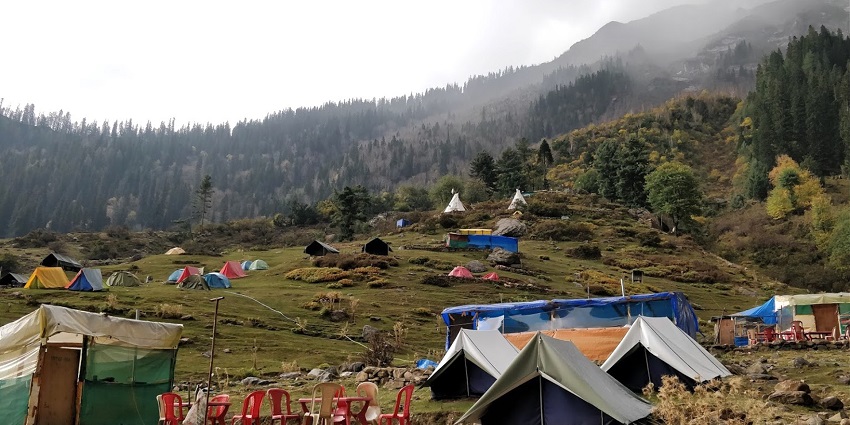 View of a campsite for Kheerganga Trek with a breathtaking backdrop