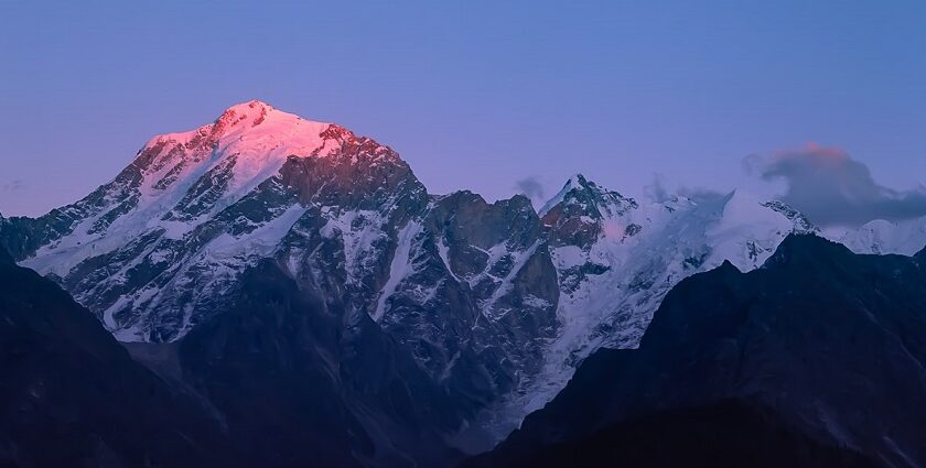 See the breathtaking views of snowy mountains-one of the things to do in Himachal Pradesh.