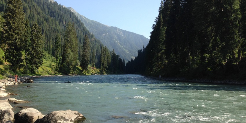 A mesmerising view of the Kishanganga River in Kashmir with mountains in the backdrop.
