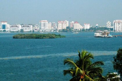 Scenic View of Kochi, clear water and blue sky - visit the best museum in Kochi.