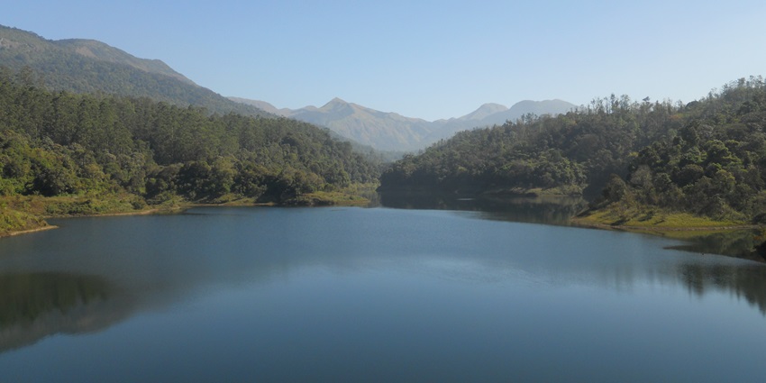 A picture of the scenic Kodaikanal Lake offering views of the blue waters surrounded by lush greenery