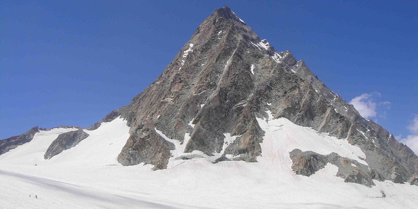 Kolahoi Glacier trek is often considered as one of the life-changing treks in Pahalgam.