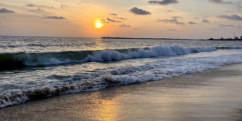 A sunset view of Kollam Beach, one of the best places to visit near Ashtamudi Lake.