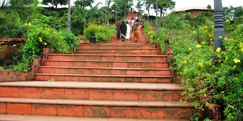 Kottakkunnu Park is one of the best places to visit near the Pazhayangadi Mosque.