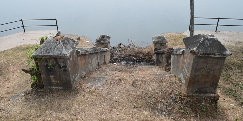 le: Kottapuram Fort ALT text: A mesmerising view of the Kottapuram Fort steps leading down to a turquoise ocean.