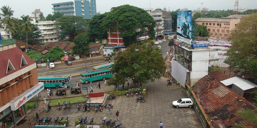 Kochi-Panvel Rd from Hotel Malabar Palace, Kozhikode - near the Narangathode Waterfalls