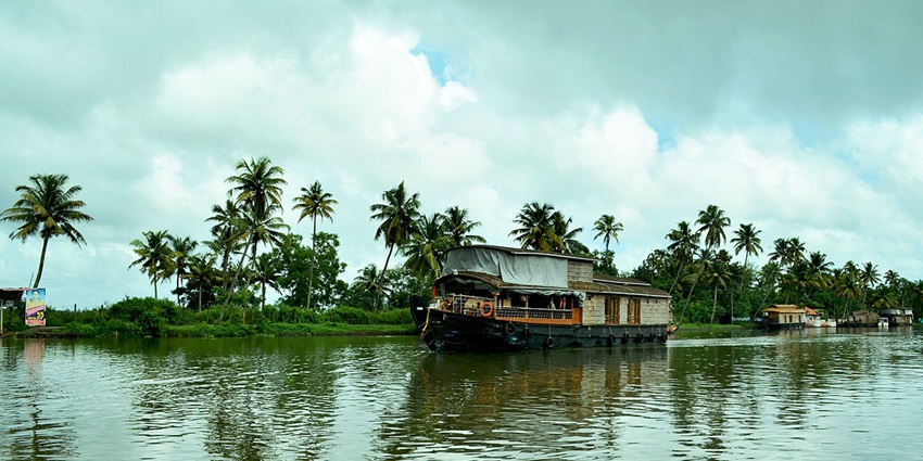 Spend an amazing time in the houseboats of Kozhikode, making you feel like on a cruise.