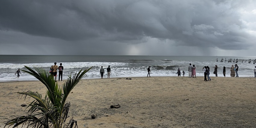 A picture of a beautiful golden sand beach in Kozhikode taken on a heavily cloudy day