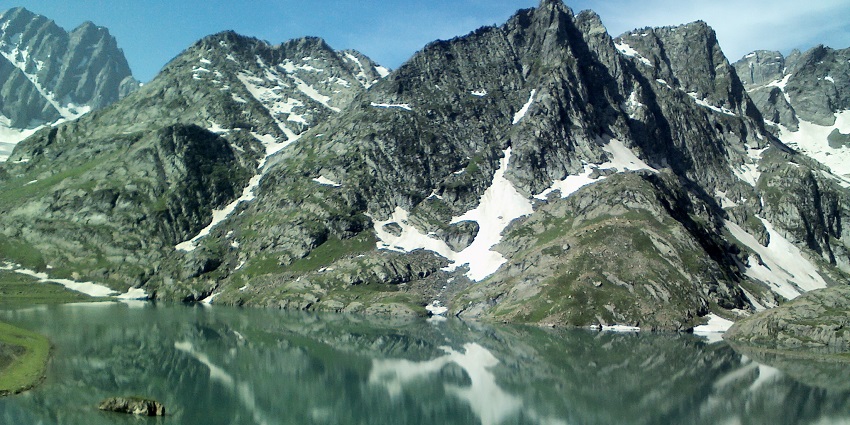 Krishansar Lake is a scenic and peaceful location, perfect for rejuvenation for visitors.