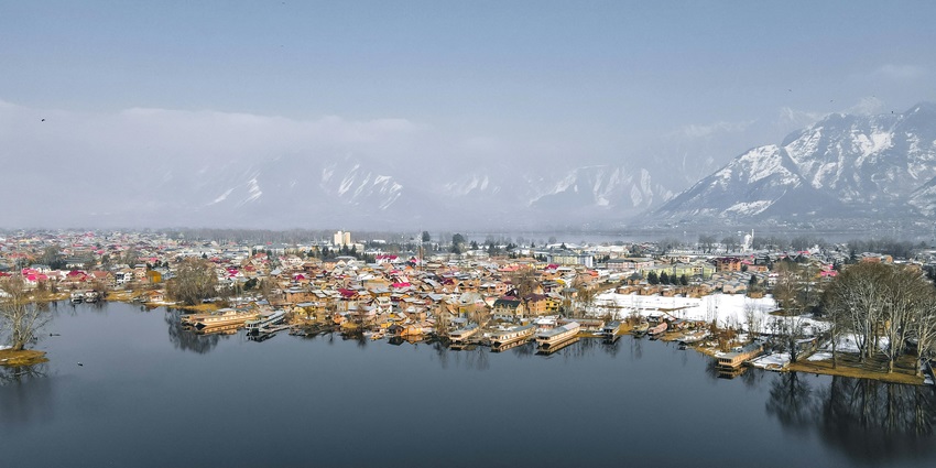 View of a town in Sonmarg with a lake on side. One of the best places to visit in Sonmarg.