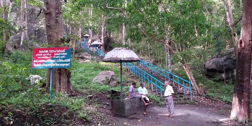 photo of the entrance of the way to Kudukkathu Para, a rock complex situated at Anakkulam