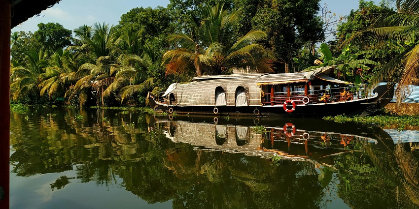 Sail along the houseboats of Kumarakom, one of the places to visit in Kerala in November